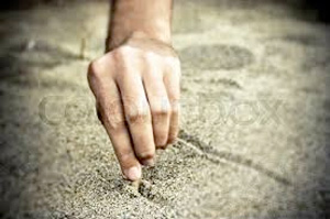 Nathan het met '\n stokkie op die grond gesit en skryf in die sand